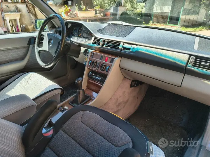 Mercedes-Benz W124 1988 photo 4