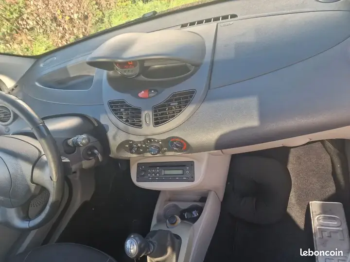 Renault Clio 2010 photo 3