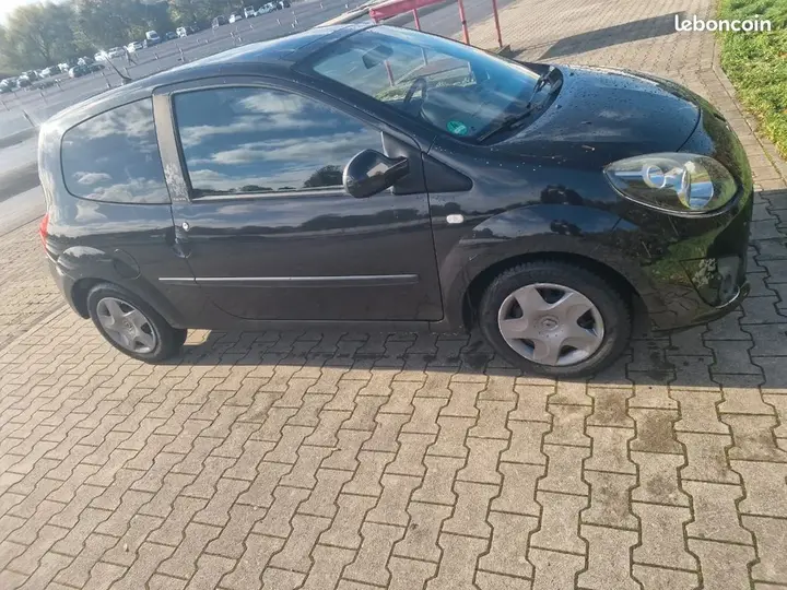 Renault Clio 2010 photo 2