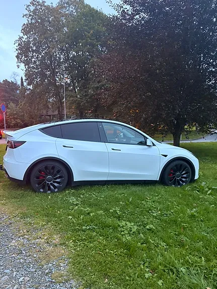 Tesla Model Y 2023 photo 4