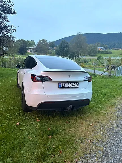 Tesla Model Y 2023 photo 2