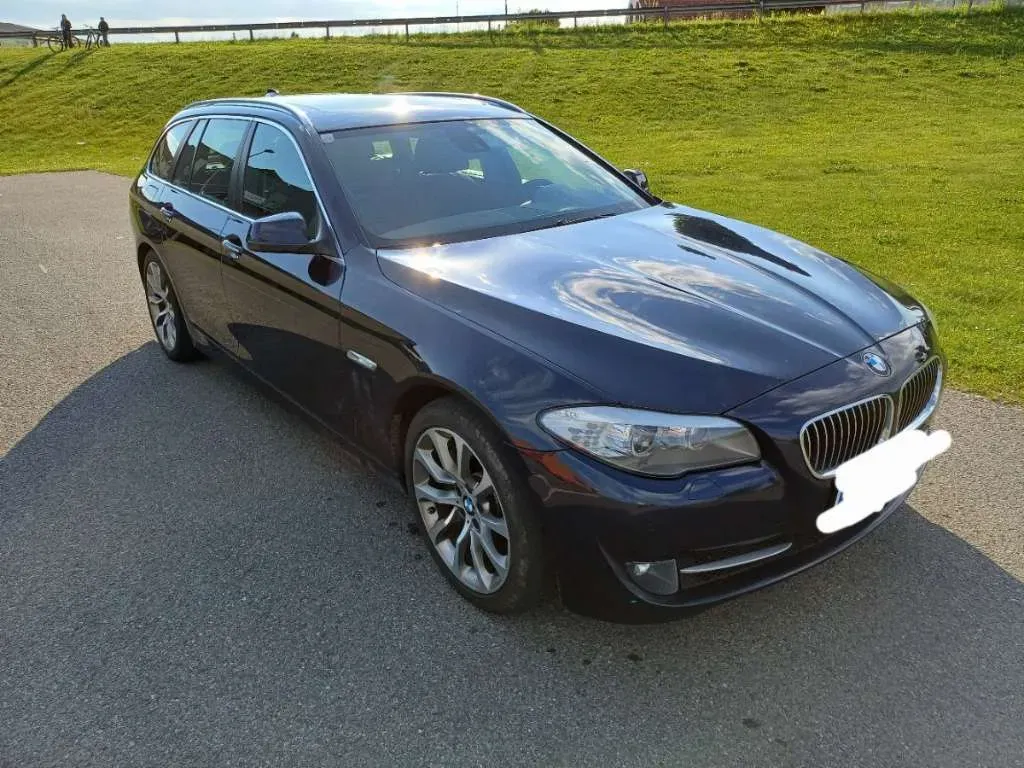 BMW 5 Series 2011 photo 2