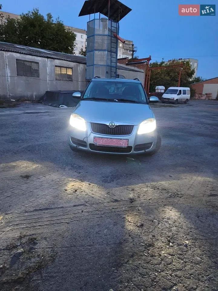 Skoda Fabia 2010 photo 4
