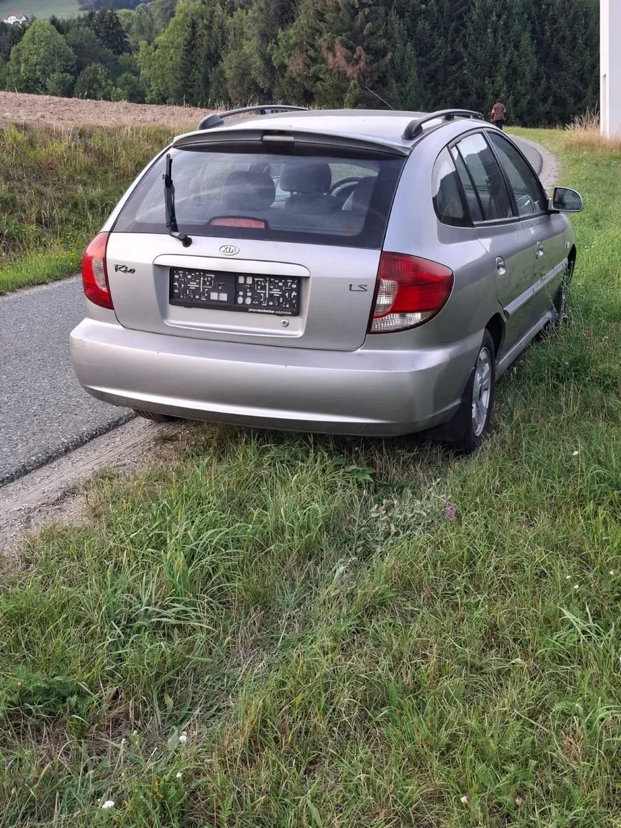 Kia Rio 2003 photo 2