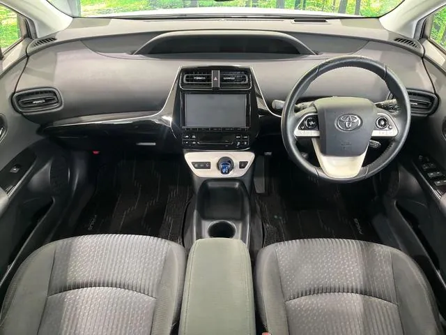 Toyota Prius 2017 photo 2