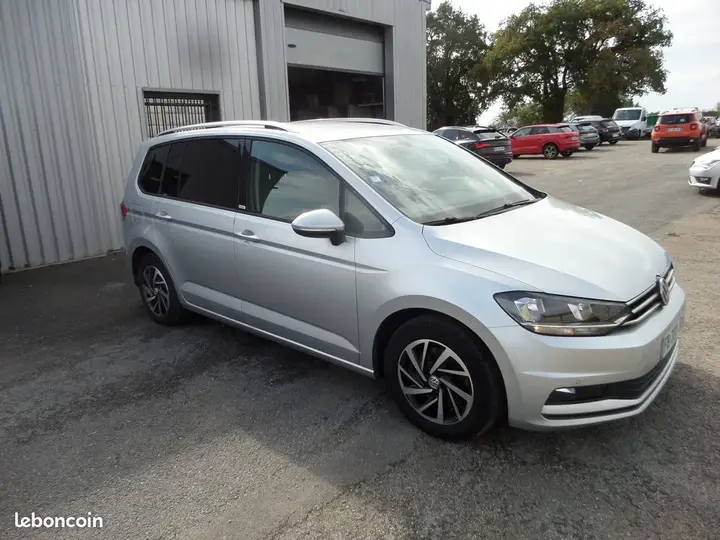 Volkswagen Touran 2018 photo 2