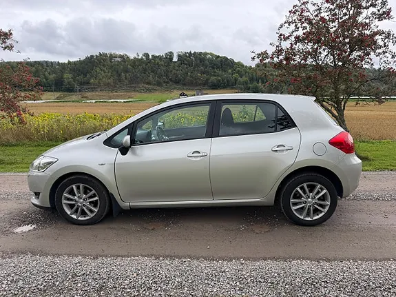 Toyota Auris 2010 photo 2