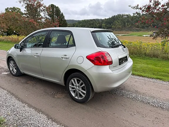 Toyota Auris 2010 photo 3