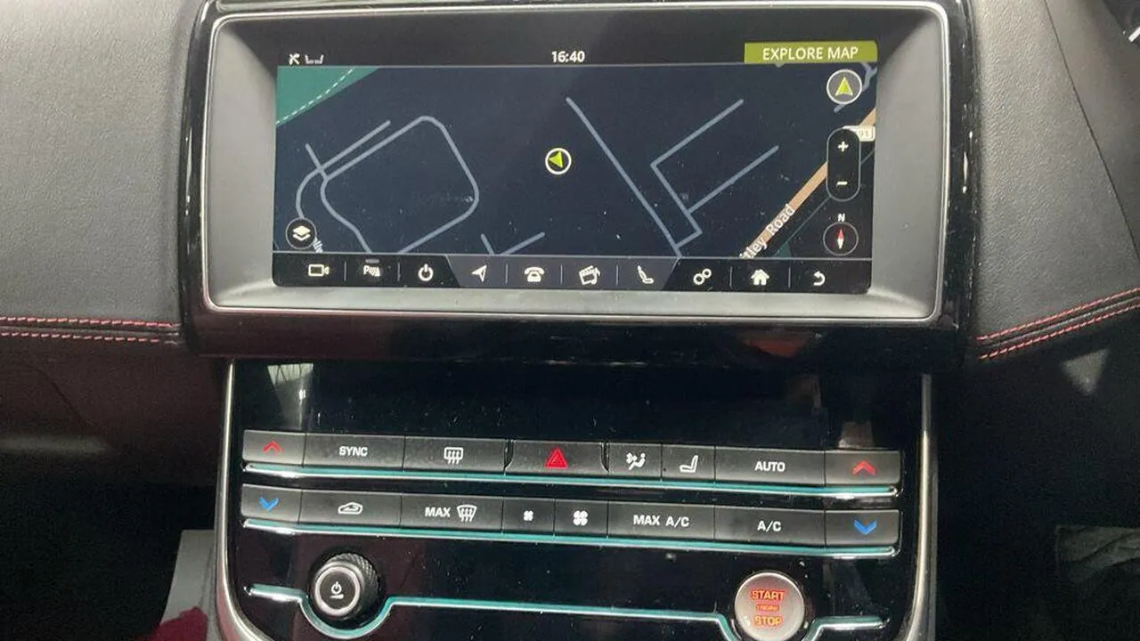 Jaguar Xe 2019 photo 2