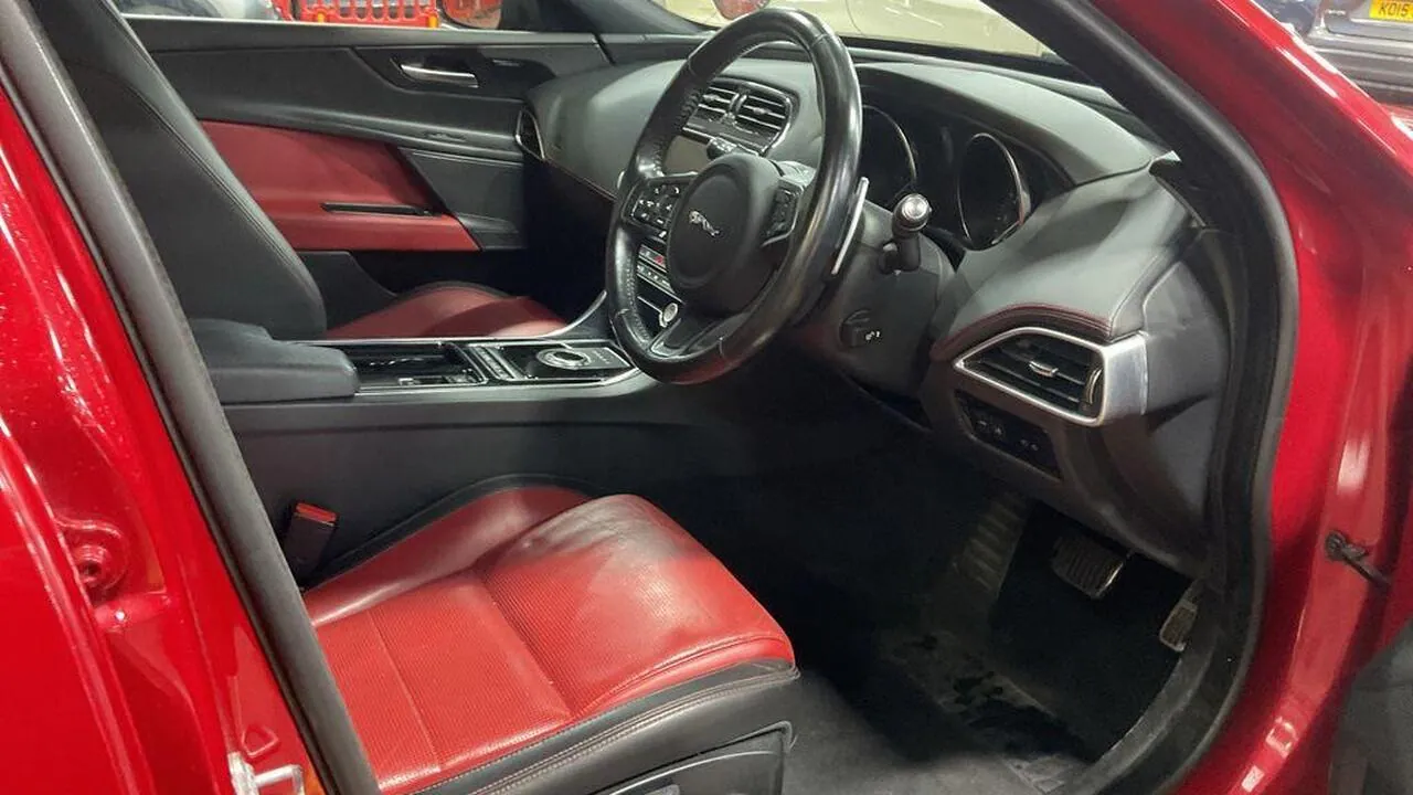 Jaguar Xe 2019 photo 3