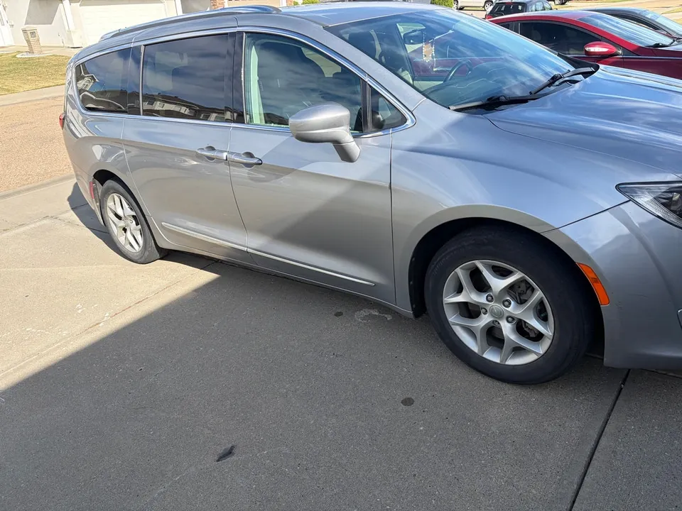 Chrysler Pacifica 2017 photo 2