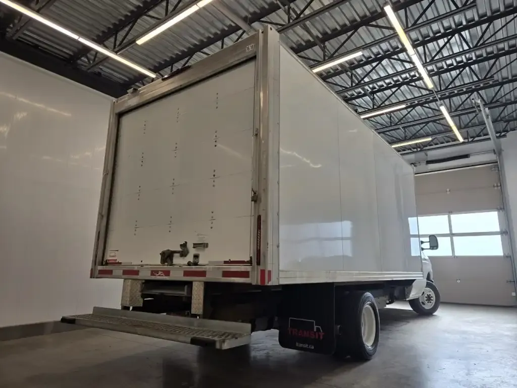 Ford E-Series Cutaway 2023 photo 3