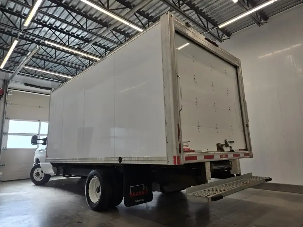 Ford E-Series Cutaway 2023 photo 2