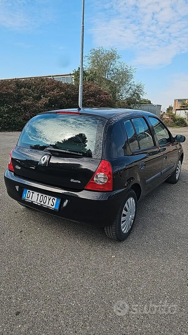 Renault Clio 2009 photo 2