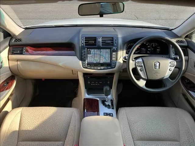 Toyota Crown Royal 2012 photo 2