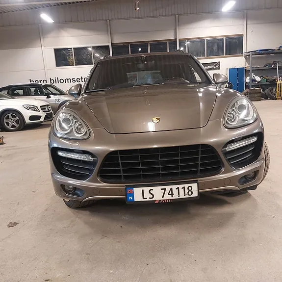 Porsche Cayenne Turbo 2011 photo 2