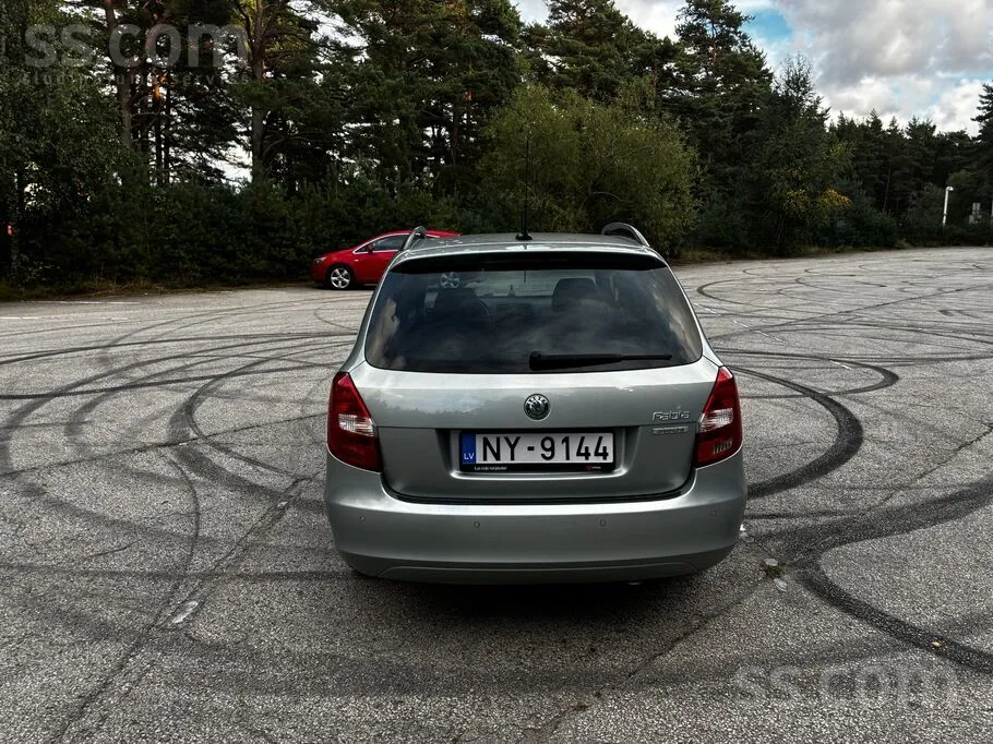 Skoda Fabia 2011 photo 4