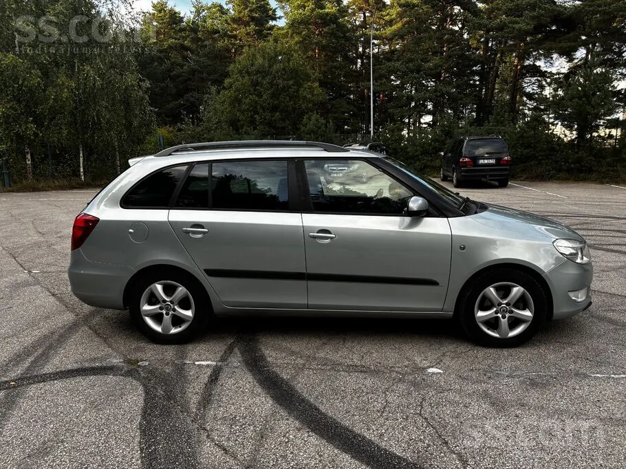 Skoda Fabia 2011 photo 3
