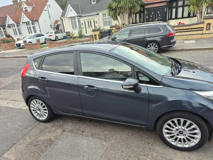 Ford Fiesta 2013 photo 2