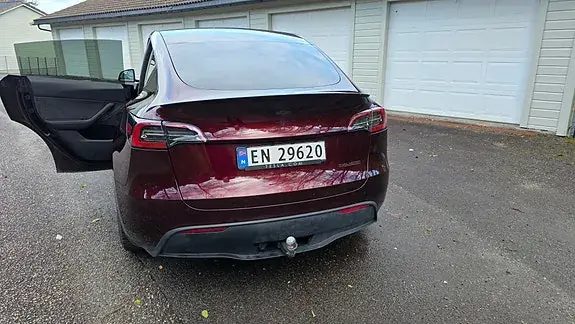 Tesla Model Y 2025 photo 2