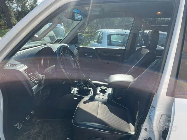 Mitsubishi Pajero 2011 photo 2