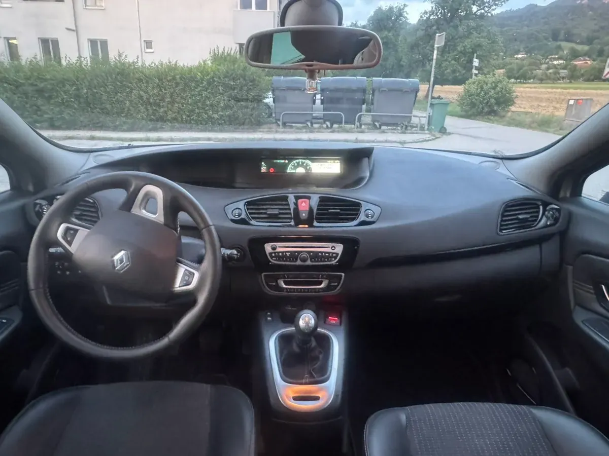 Renault Scenic 2011 photo 2