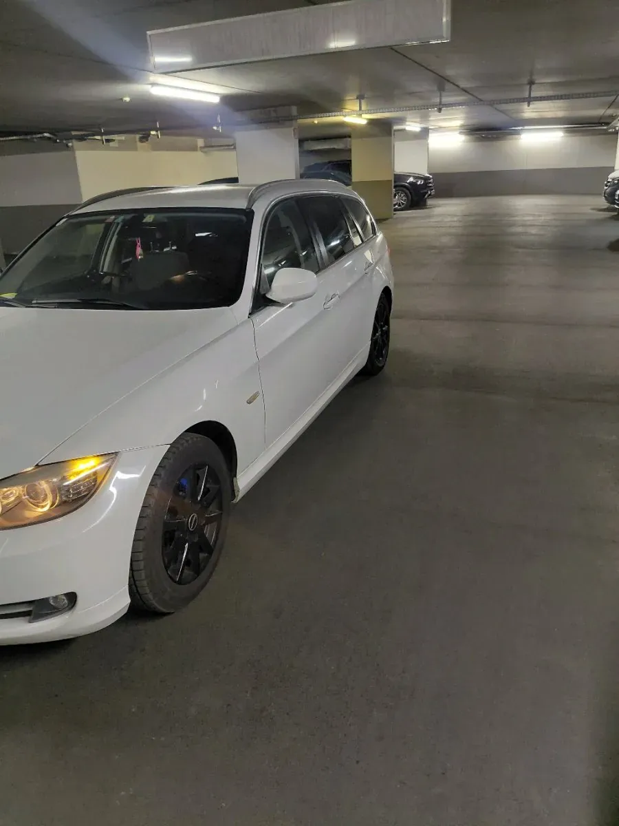 BMW 3 Series 2010 photo 2