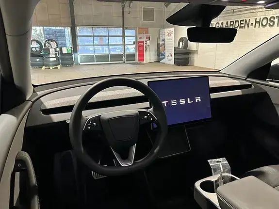 Tesla Model Y 2026 photo 5