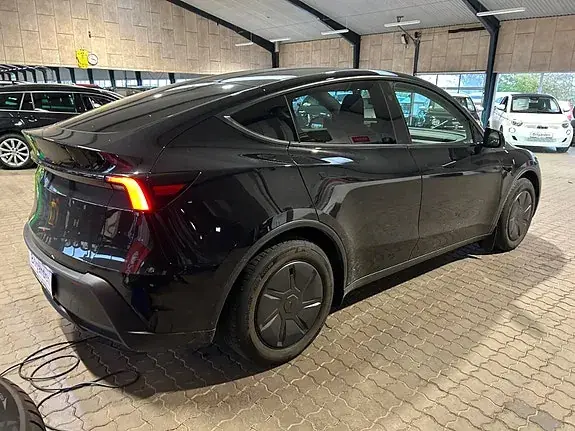 Tesla Model Y 2026 photo 4