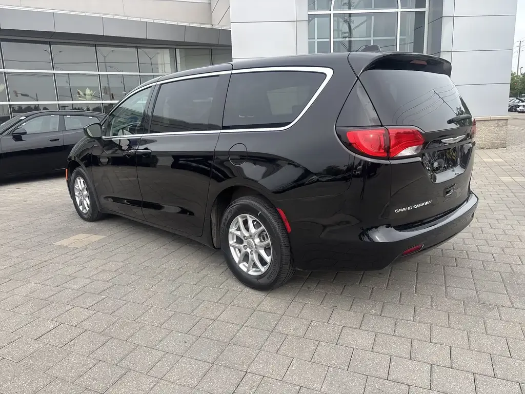 Chrysler Grand Caravan 2024 photo 5