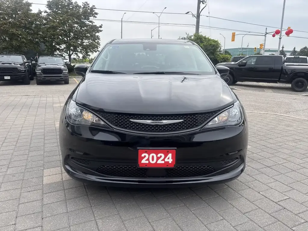 Chrysler Grand Caravan 2024 photo 2
