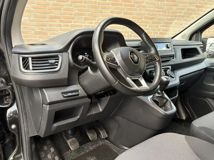 Renault Trafic 2022 photo 2