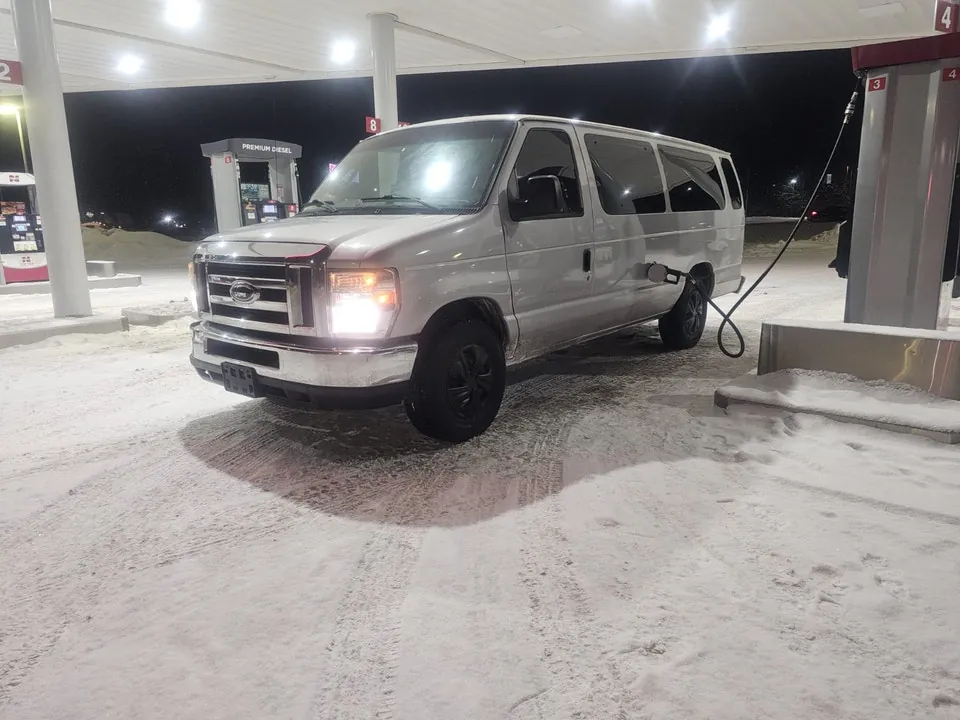 Ford E-350 2009 photo 2