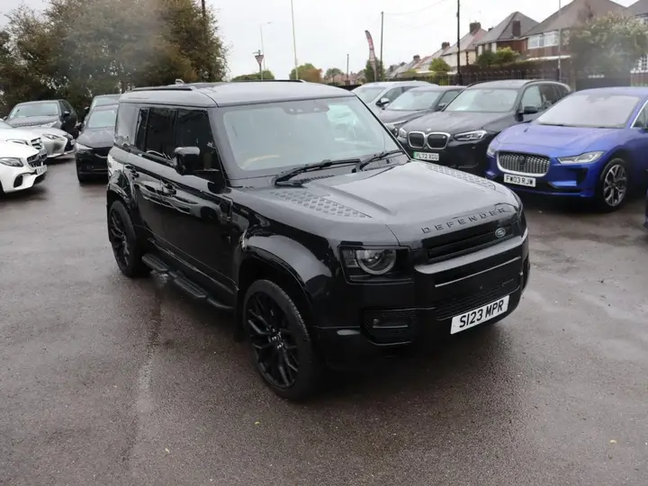 Land Rover Defender 110 2023 photo 3