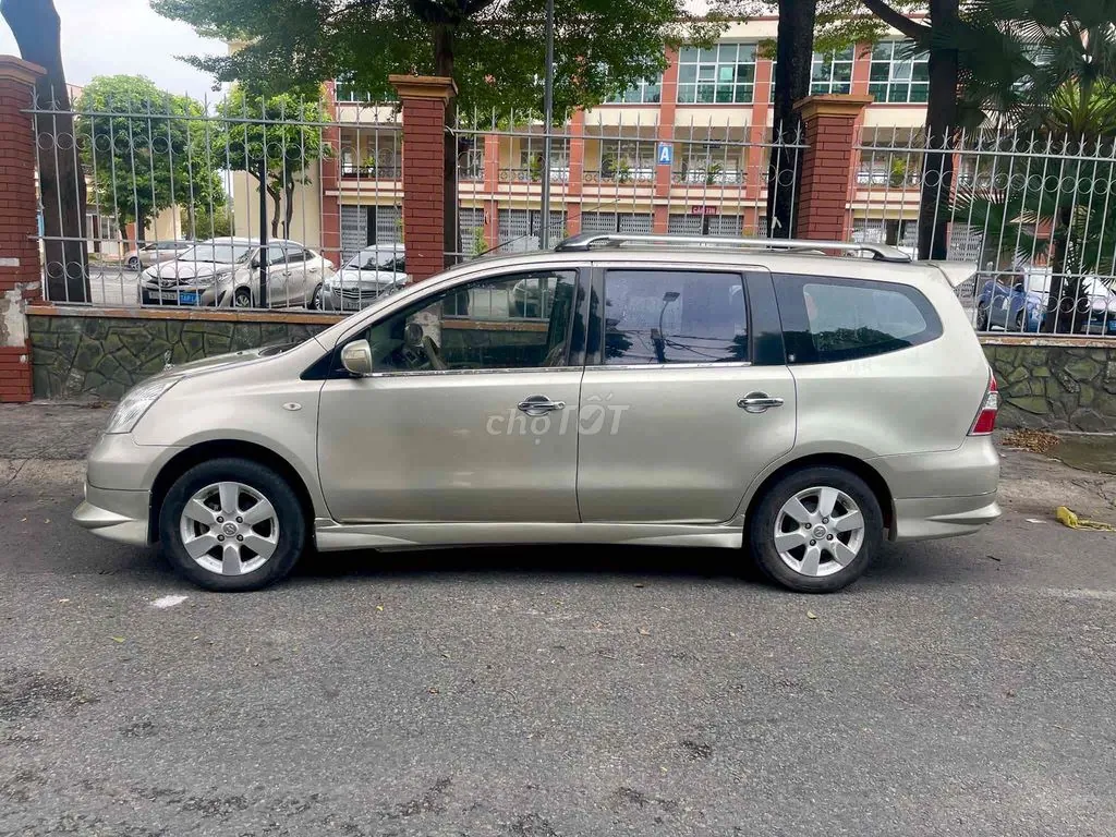 Nissan Livina 2011 photo 4