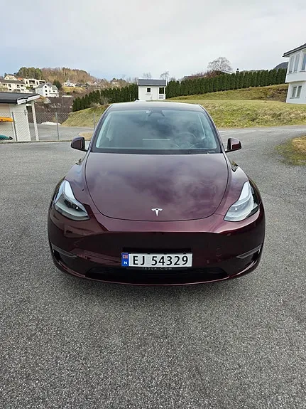 Tesla Model Y 2024 photo 2