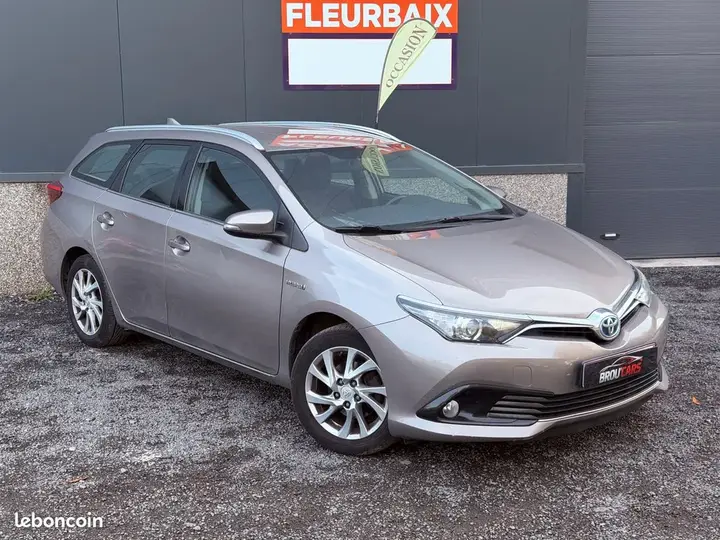 Toyota Auris Touring Sports 2015 photo 2