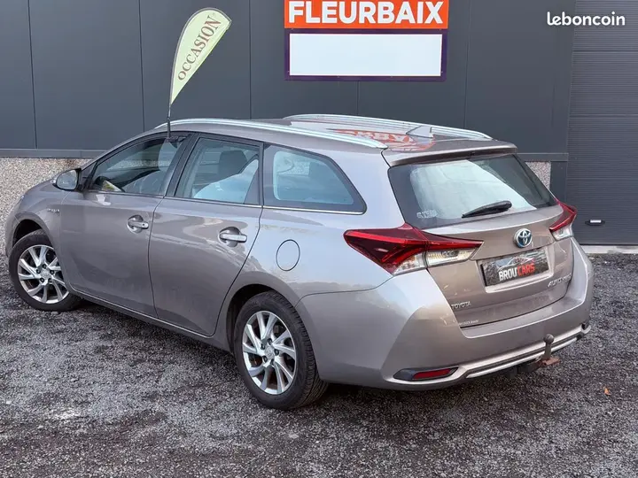 Toyota Auris Touring Sports 2015 photo 3
