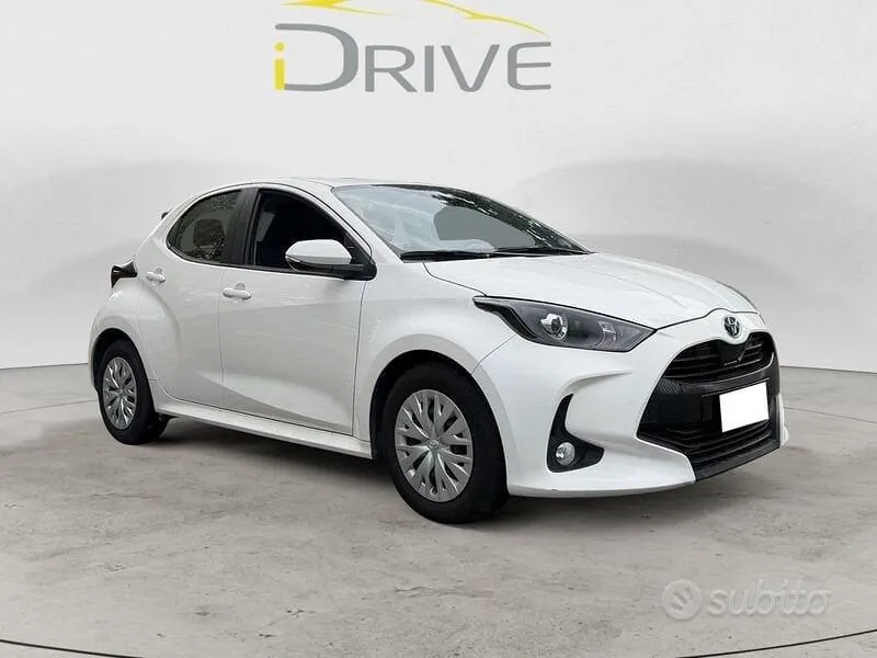 Toyota Yaris 2023 photo 2