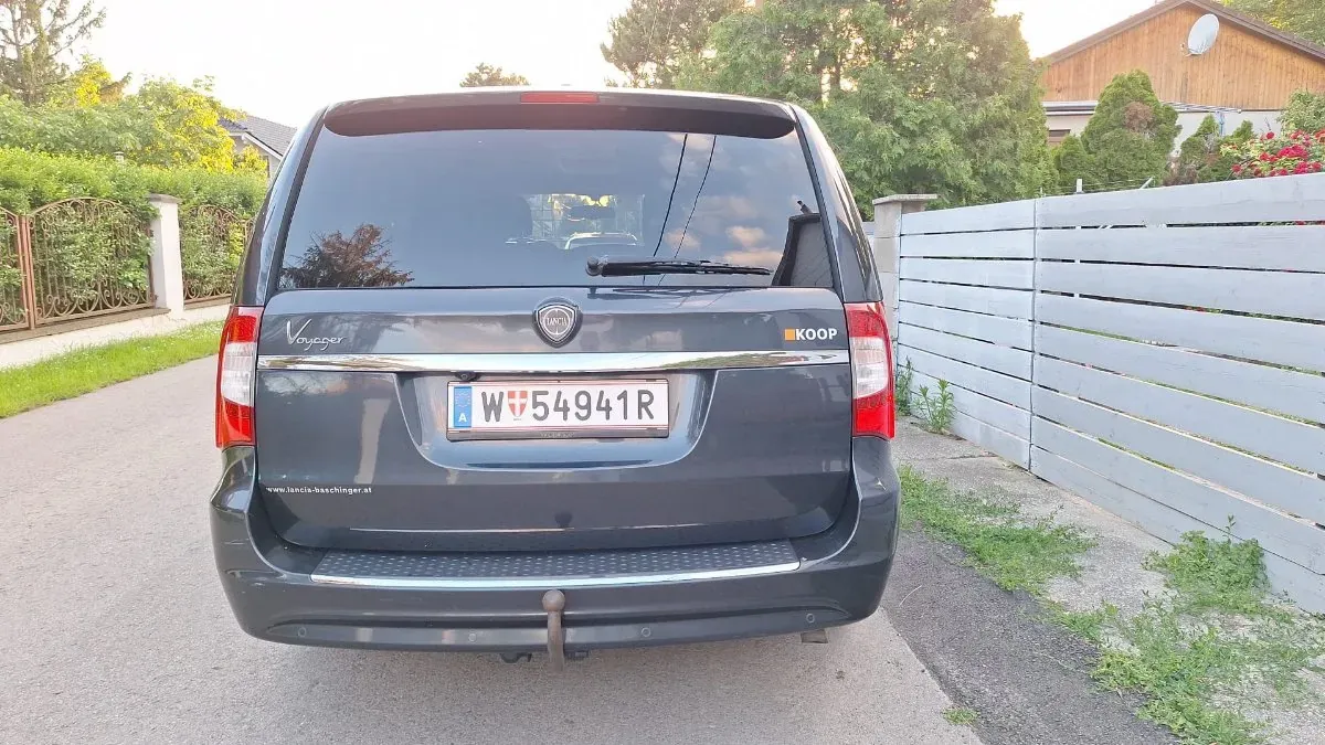 Lancia Voyager 2013 photo 2