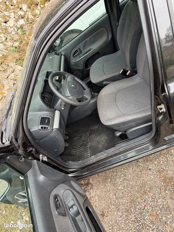 Renault Clio 2006 photo 2