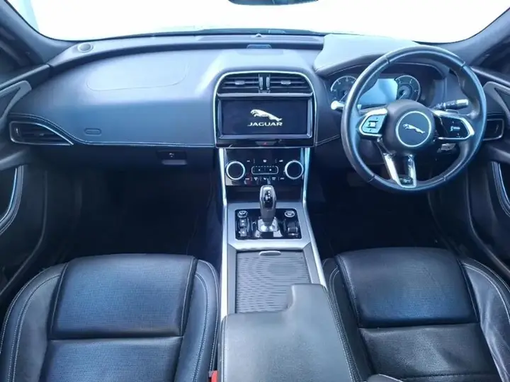Jaguar Xe 2020 photo 3