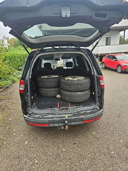 Ford Galaxy 2011 photo 4