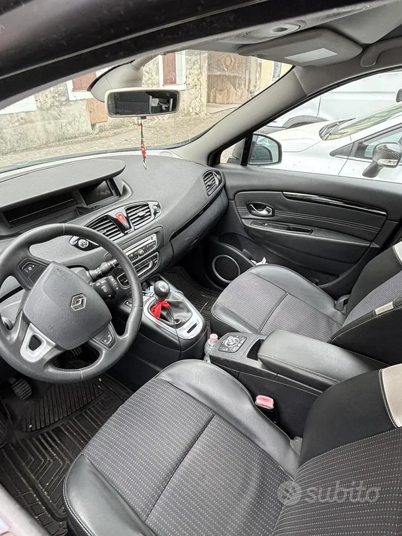 Renault Scenic 2011 photo 3