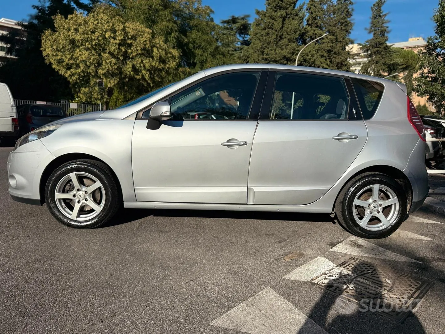 Renault Scenic 2012 photo 4