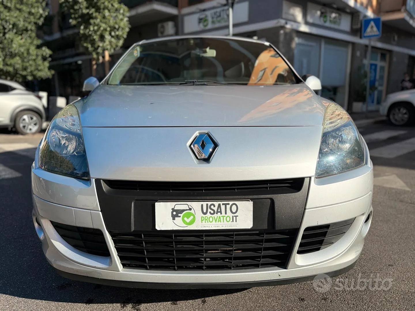 Renault Scenic 2012 photo 2