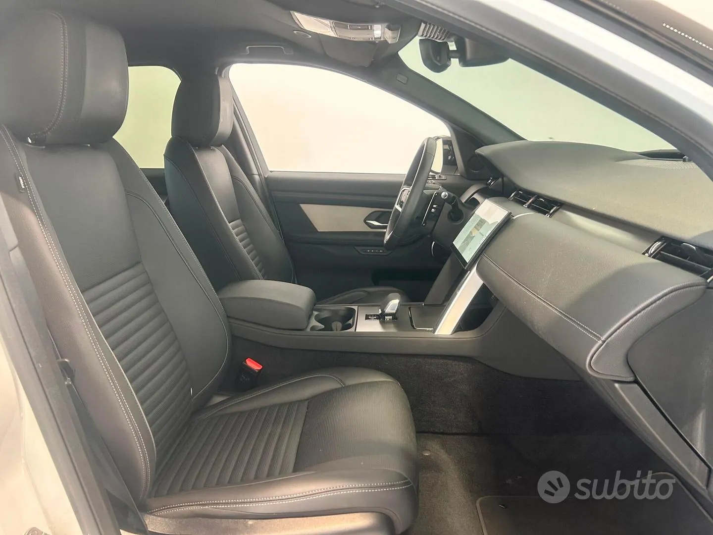 Land Rover Discovery Sport 2024 photo 3