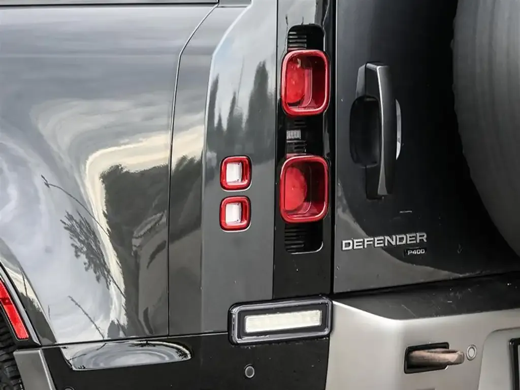 Land Rover Defender 2022 photo 2