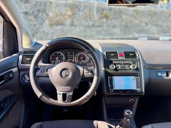 Volkswagen Touran 2011 photo 3