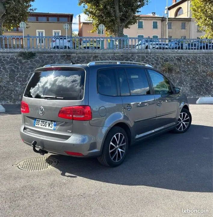 Volkswagen Touran 2011 photo 2